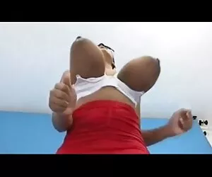 Sam cuelga la ropa maduras con tetas naturales