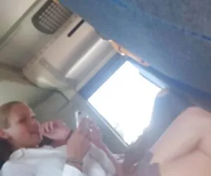 Increíble toejob en maduras tetas gigantes coche con calcetines