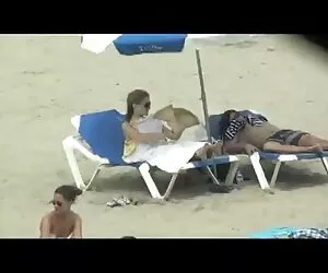 Chica asiática con negras pechugonas grandes tetas se folla a su cliente