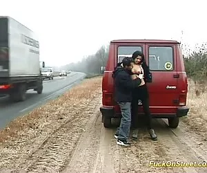 Gruesa peluda morena amateur rebota sobre una polla tetonas full hd