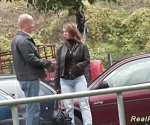 Mujer Fake Taxi Petite taxista de ébano con un pequeño coño tetas mojadas afeitado