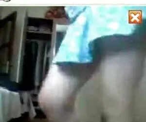 En casa en el mujeres con grandes tetas sofá