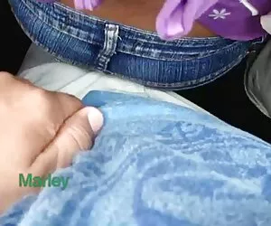 FOLLADA EN EL TRÁFICO - Impresionante madres tetonas y culonas sexo en el asiento trasero de una nena bronceada